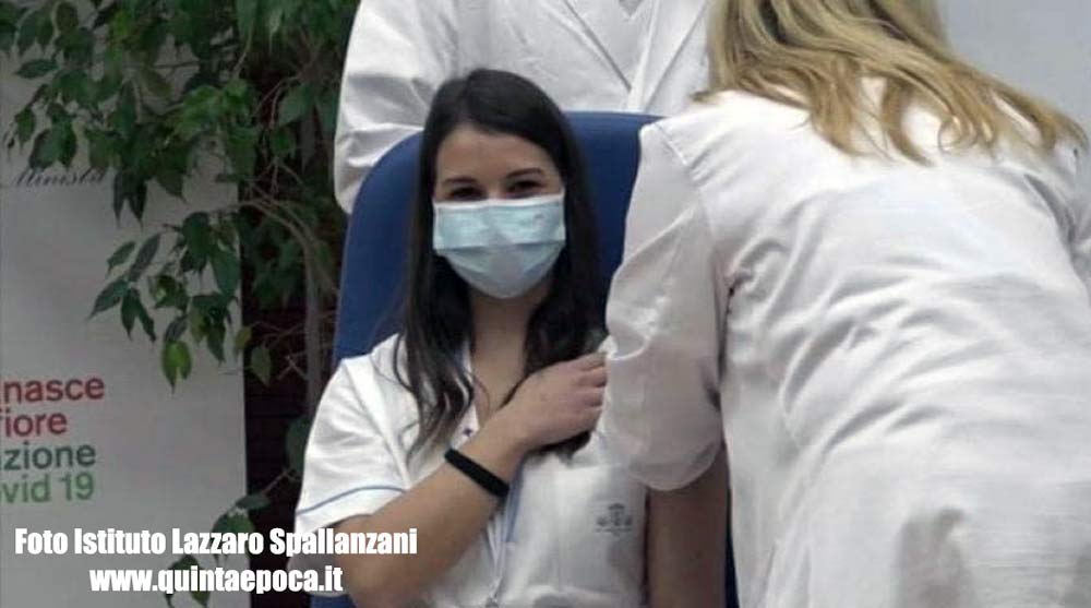 Prime vaccinazioni allo Spallanzani: «Abbiamo il vaccino, ma non è finita».
