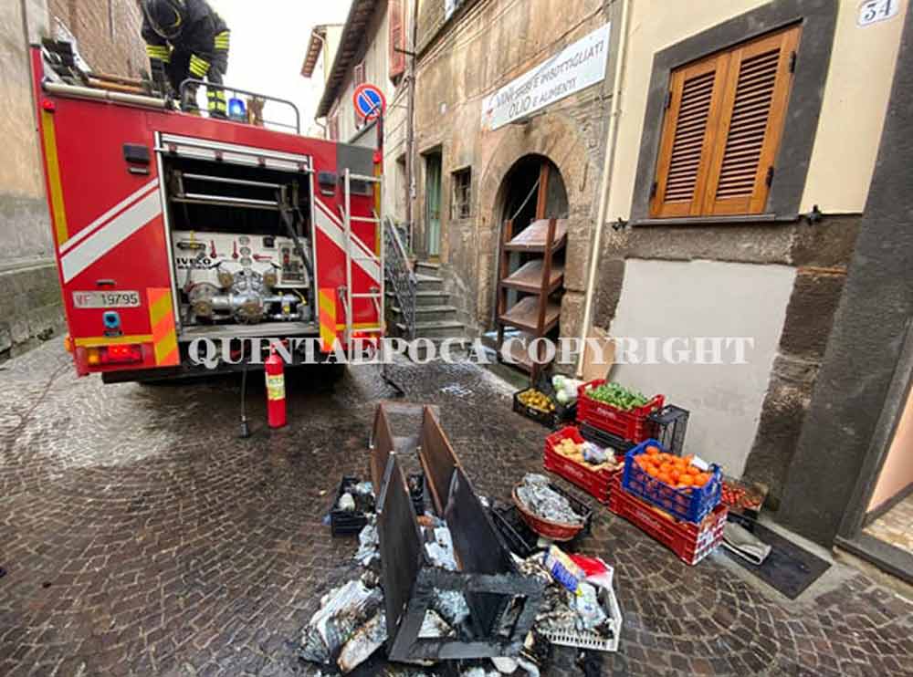 Blera: incendio in un negozio di  generi alimentari.