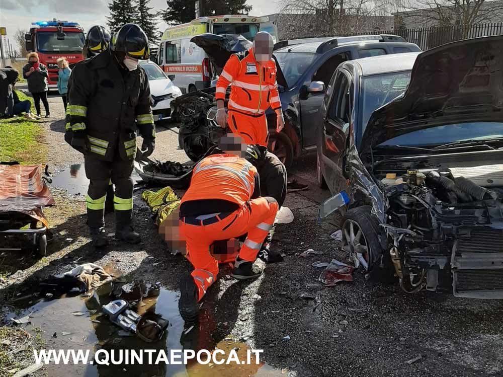 Frontale tra auto, un uomo in gravi condizioni. Ferite anche mamma e figlia.