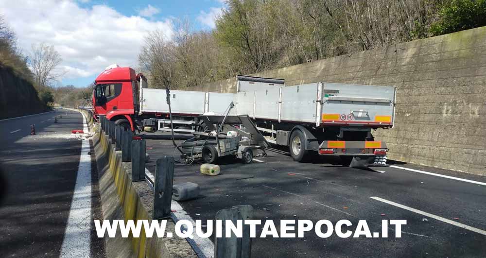 Autoarticolato impatta sui mezzi della manutenzione stradale sulla Superstrada