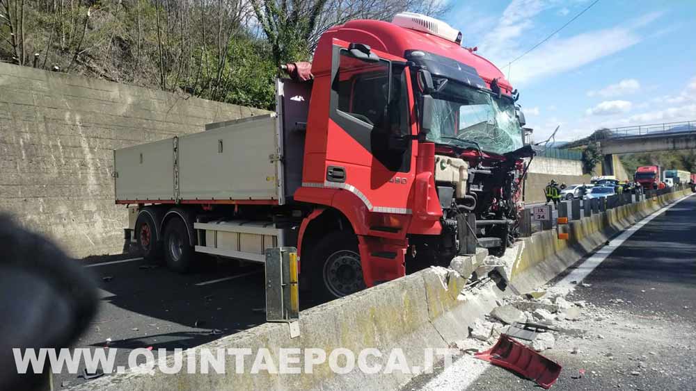 Autoarticolato impatta sui mezzi della manutenzione stradale.