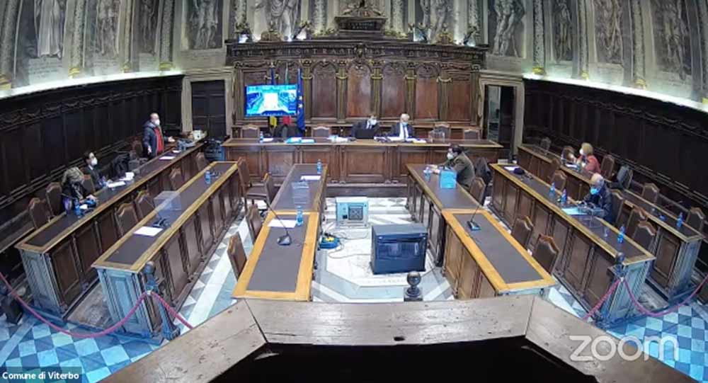 Bandiere politiche sulla violenza di genere che diventa un ring.