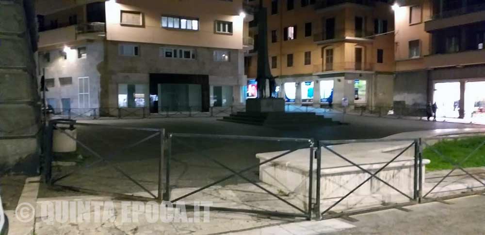 Zona rossa: transenne anti assembramento nelle piazze, multe per le mascherine.