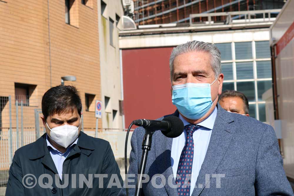 Il sindaco di Viterbo Giovanni Arena all'inaugurazione della struttura modulare a Belcolle per terapia intensiva