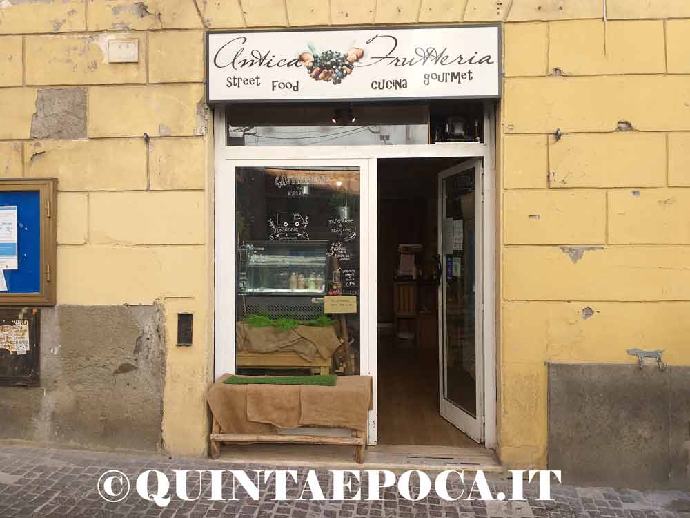 Furto in pieno giorno in un negozio di via Roma.