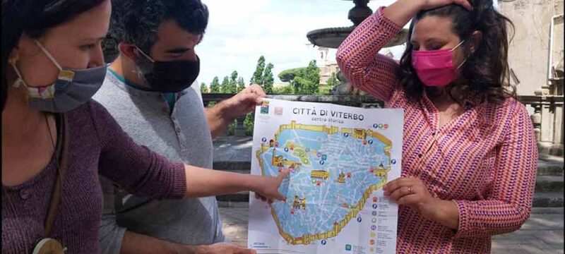 Presentazione della mappa turistica del centro storico di Viterbo per bambini realizzata da Ecococcole.
