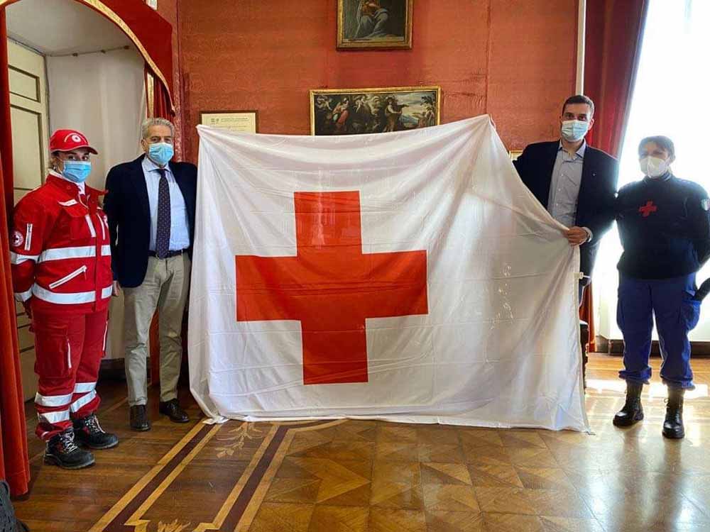 La Croce Rossa consegna a bandiera al sindaco Giovanni Arena