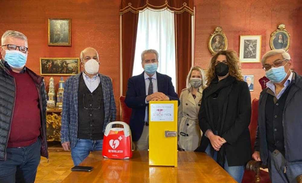 Sardegna in Tuscia dona un defibrillatore alla città di Viterbo.