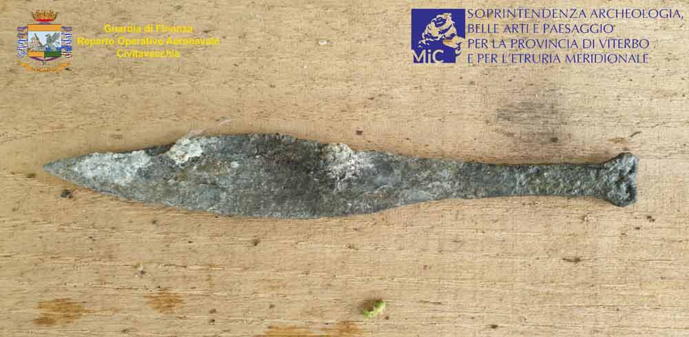 Coltello del IV secolo Dopo Cristo rinvenuto nel lago di Bolsena dal gruppo sommozzatori della Guardia di Finanza.