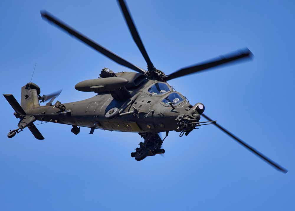 Un elicottero AH-129 in fase di manovra