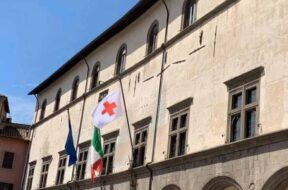 palazzo-dei-priori-croce-rossa