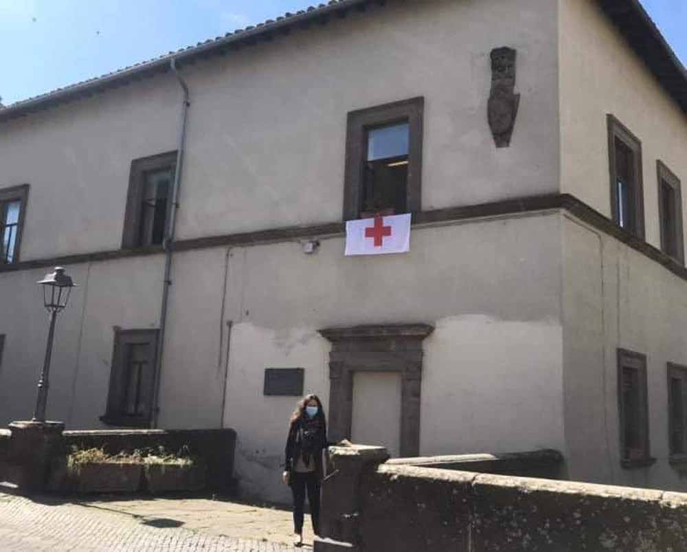 L'assessore Antonella Sberna davanti a Palazzo del Drago dove è stata esposta la bandiera della Croce Rossa