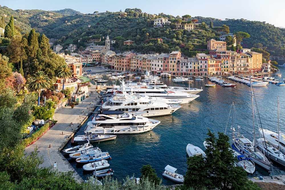 Ferragosto: boom di turisti per mare, laghi e piccole/medie città d’arte.