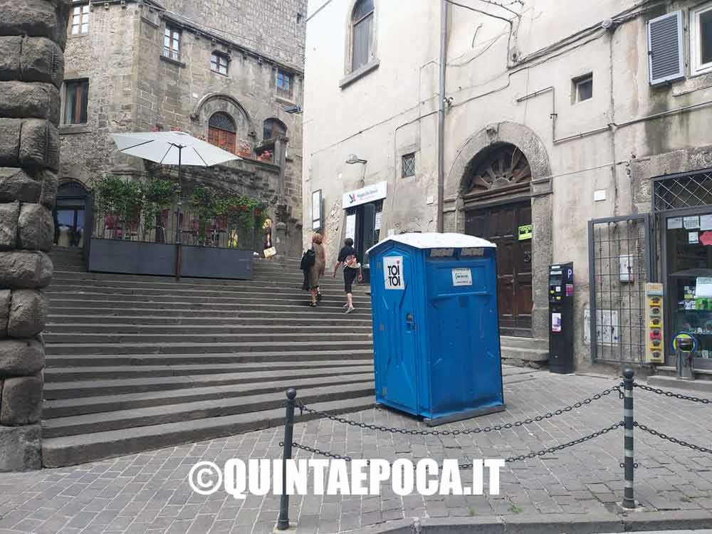 Bagno chimico in mezzo al marciapiede, Allegrini: «Mai autorizzato dal Comune. Rimosso e sanzionato».