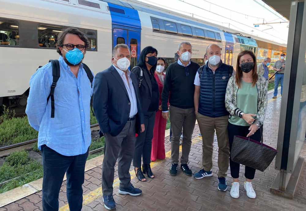 Gruppo di politici ad attendere Frecciarossa a Orte.