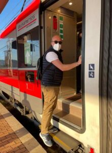 Il deputato Mauro Rotelli (FDI) mentre sale sul Frecciarossa.