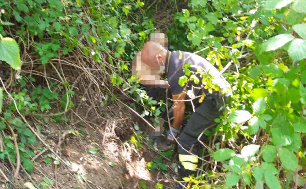 Cerca di spegnere incendio vicino al giardino, uomo disperso, ritrovato in un dirupo.