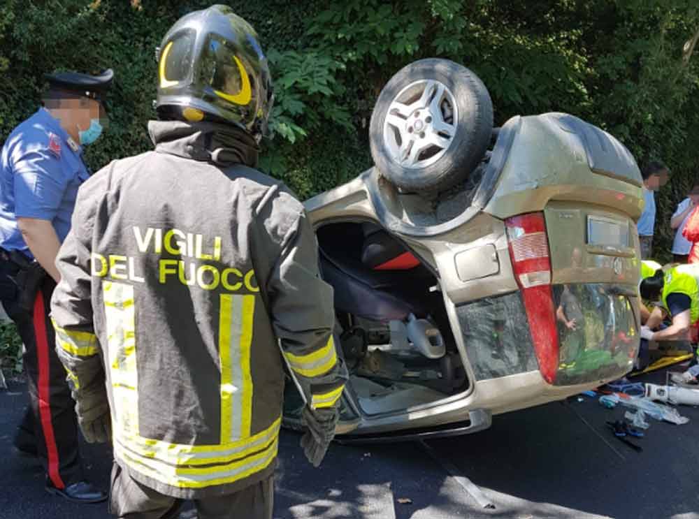 Canepina: auto si capovolge. Grave uomo di 80 anni alla guida.