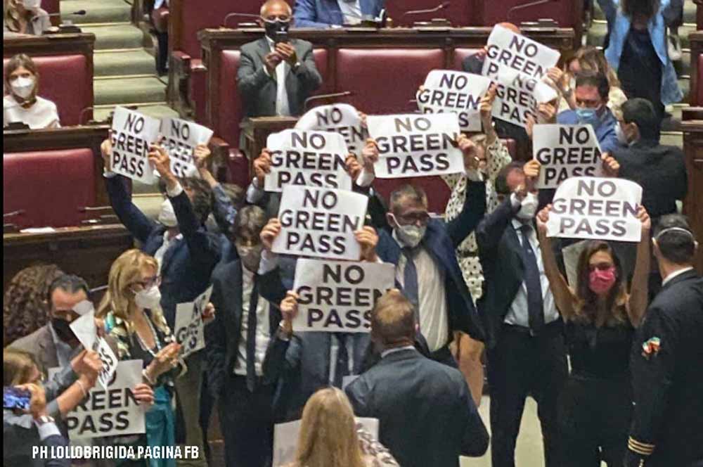 FDI occupa aula della Camera con cartelli “no Green Pass”.