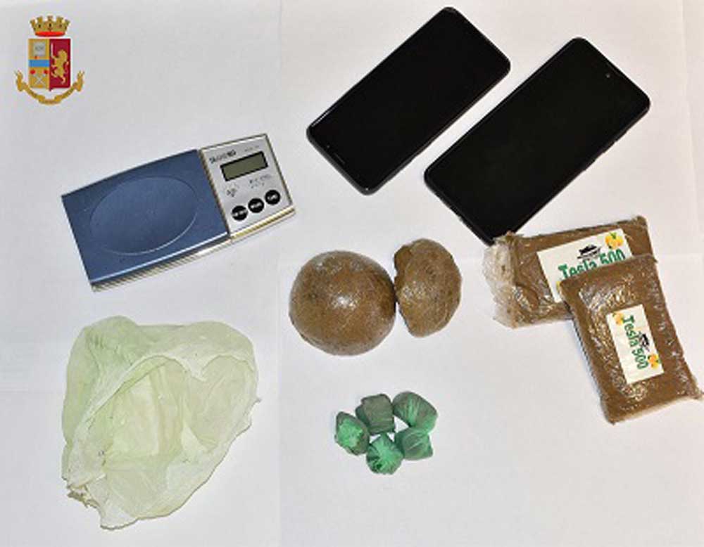 Arrestati due minorenni: nascondevano droga nelle fessure del muro.