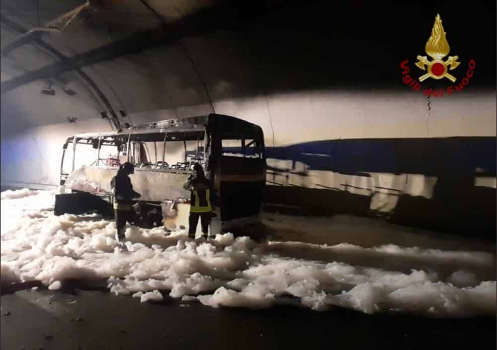 Autobus divorato dalle fiamme: autista eroe salva 25 bambini.