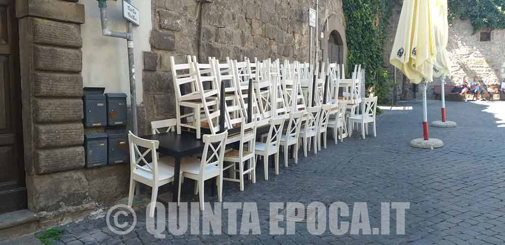 Pronto il regolamento Dehors: addio a sedie di plastica, ombrelloni multicolori.