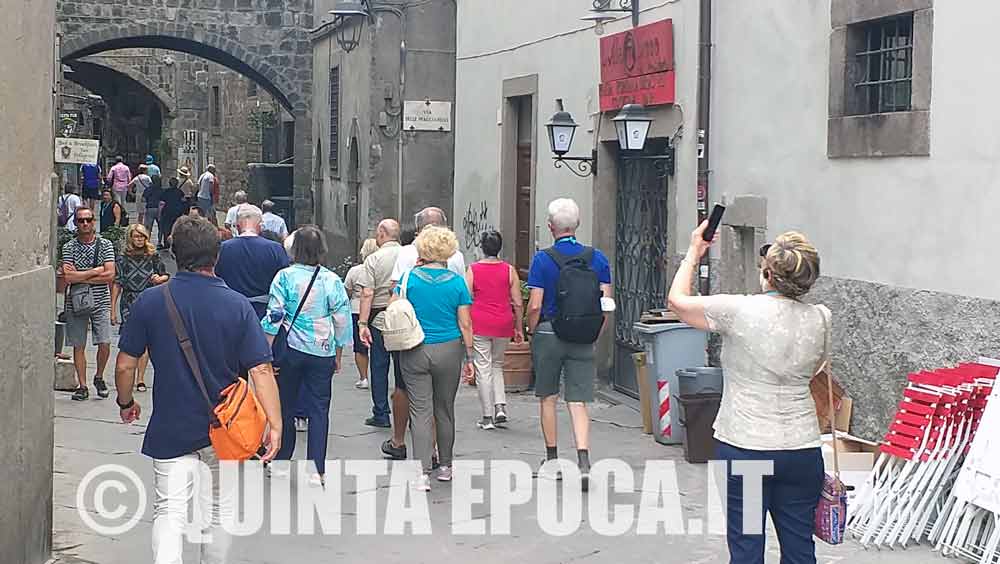 Viterbo, lunedì da leoni: città invasa dai turisti.