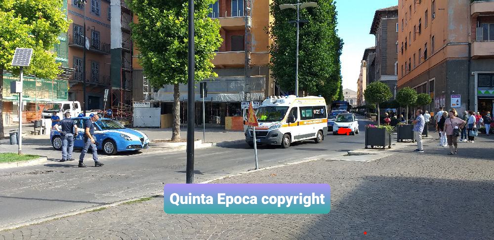 Investita donna a via Marconi.