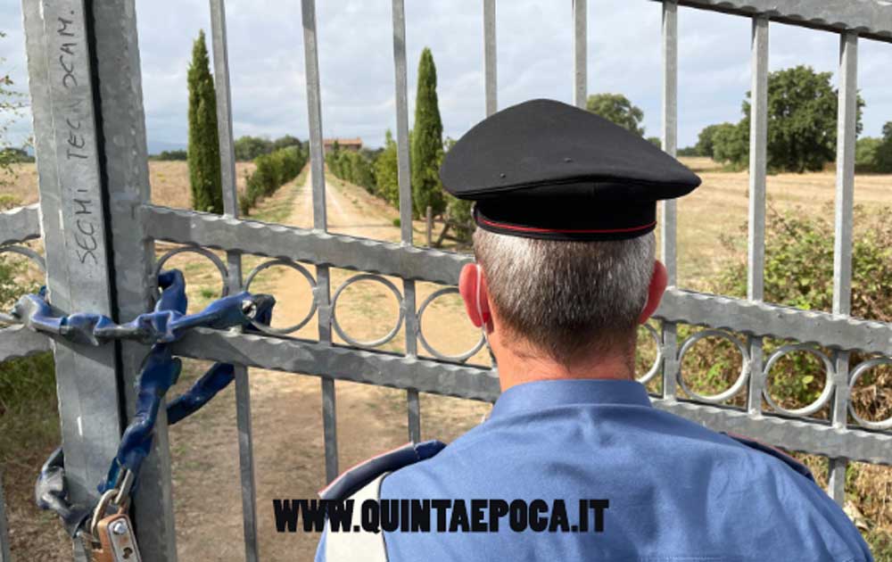 Uccide la moglie a fucilate poi si toglie la vita davanti alla figlia.