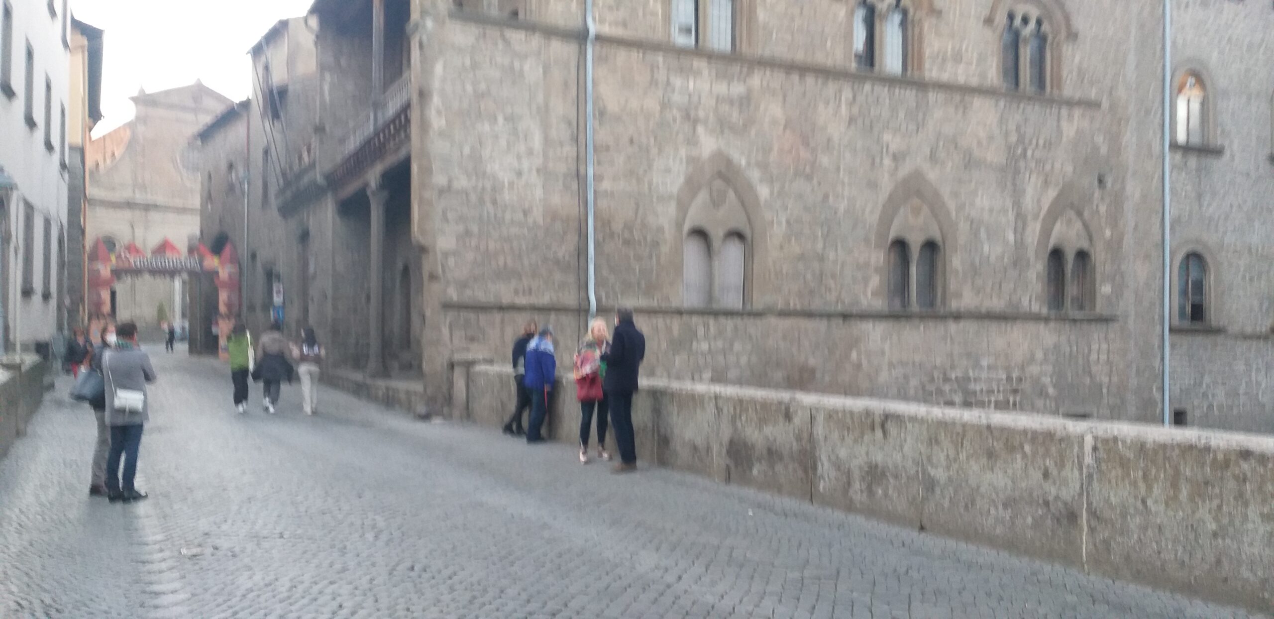 Donna cade dal ponte del duomo.