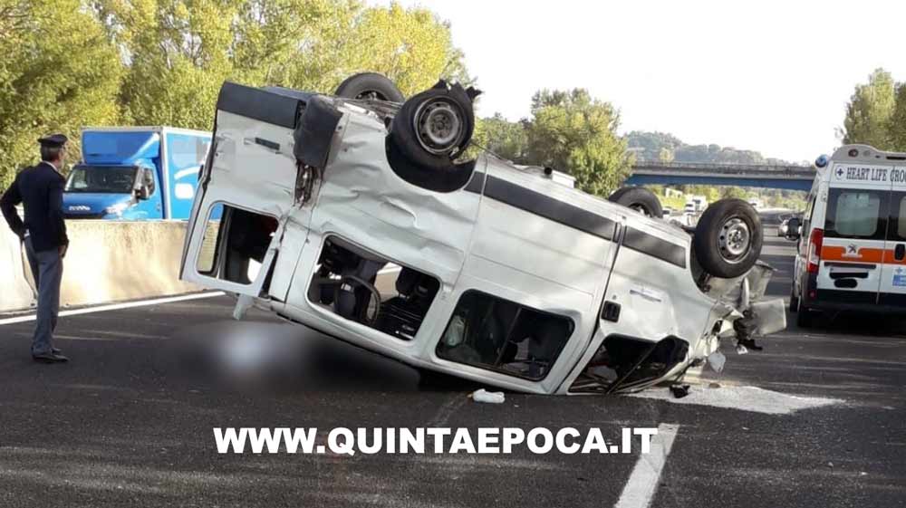 Furgoncino capovolto in autostrada: un morto e un ferito grave.