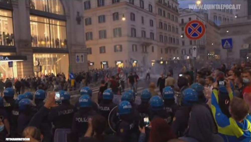No Green pass invade Roma, è caos, assaltata Cgil, agenti picchiati e feriti.