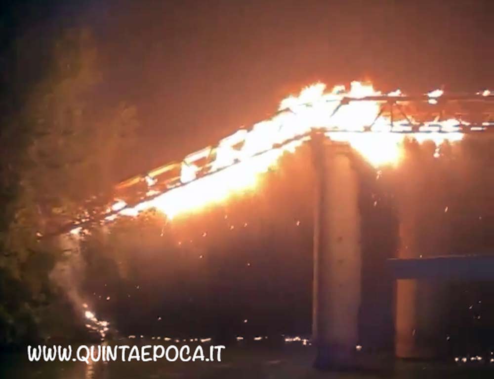 Roma, incendio devasta Ponte dell’Industria. Crolla un simbolo della Capitale.