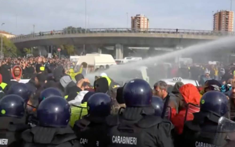 Trieste, Green Pass, sgombero con cariche, lacrimogeni e idranti sui manifestanti.