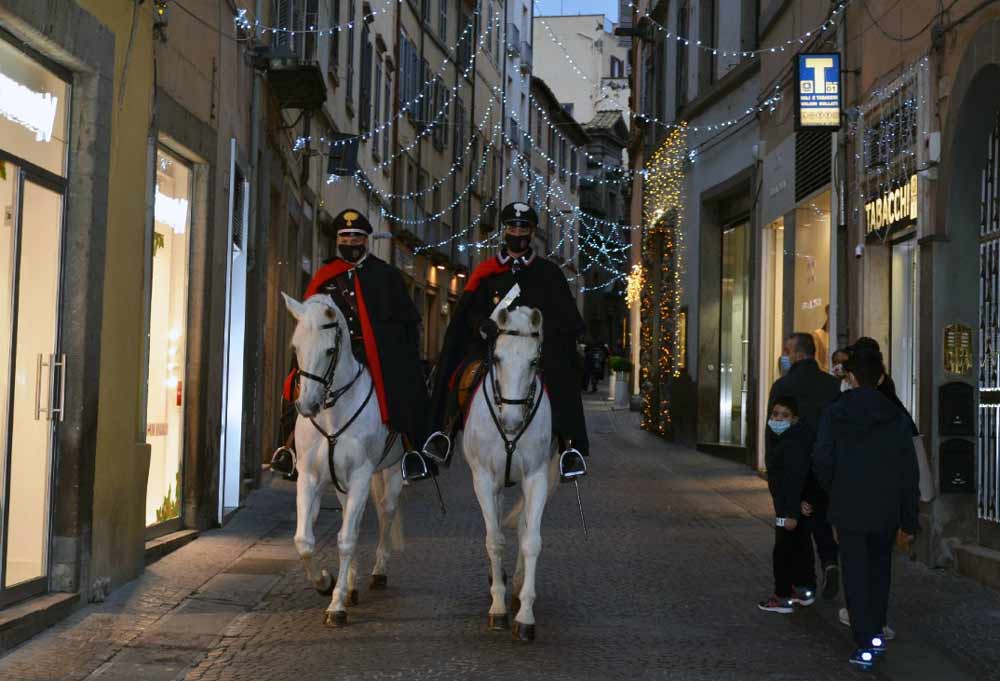Carabinieri a cavallo nel centro storico fino all’Epifania.