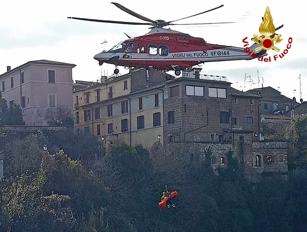 Uomo precipita da Ponte Clementino. Corpo recuperato con elicottero.