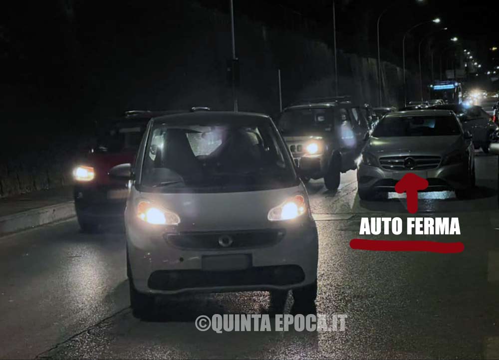 Palazzina: auto in sosta in mezzo alla strada, ingorghi e rischio incidenti.