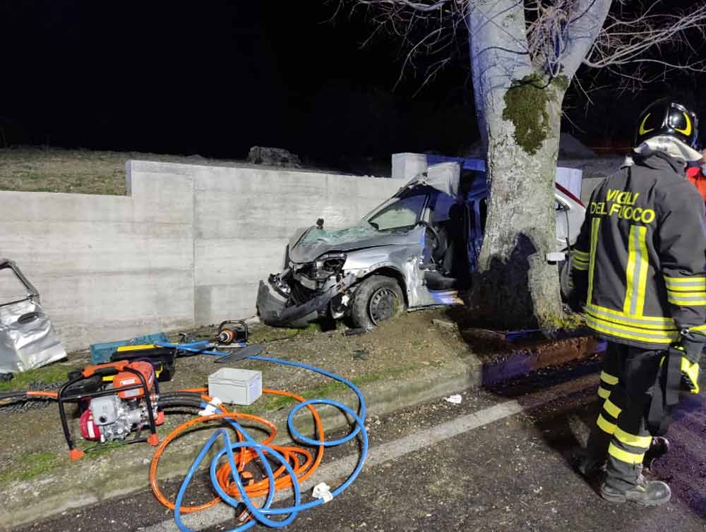 Montefiascone: auto finisce tra un albero e un muro di contenimento. Un ferito.