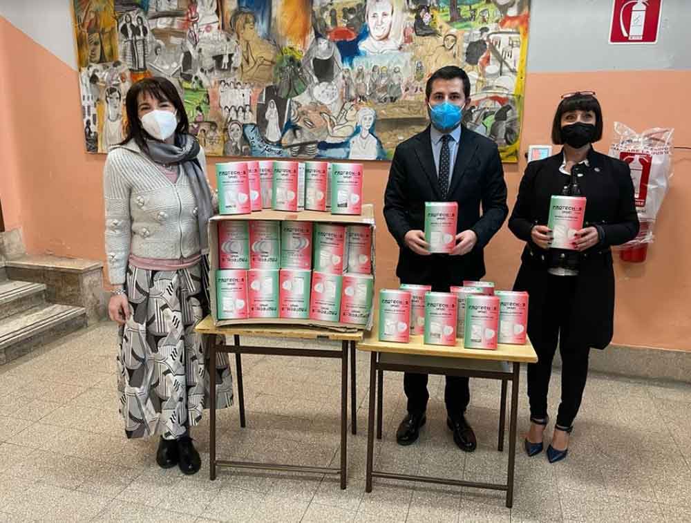 Civita Castellana, il Comune dona mascherine FFP2 a elementari e medie.
