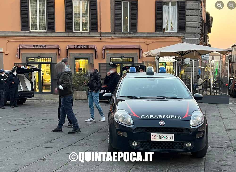 Controlli dei carabinieri nei bar del centro, anche con cani antidroga.