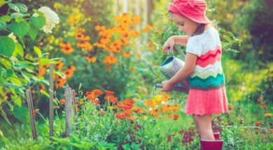 bambina-bambini-fiori-campagna