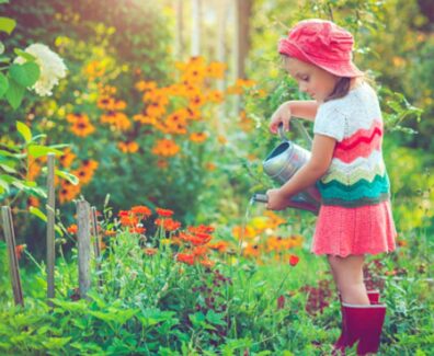 bambina-bambini-fiori-campagna