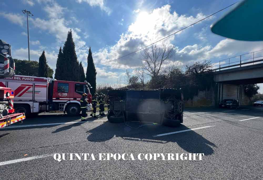 Mezzo dell’esercito si cappotta sulla Superstrada.