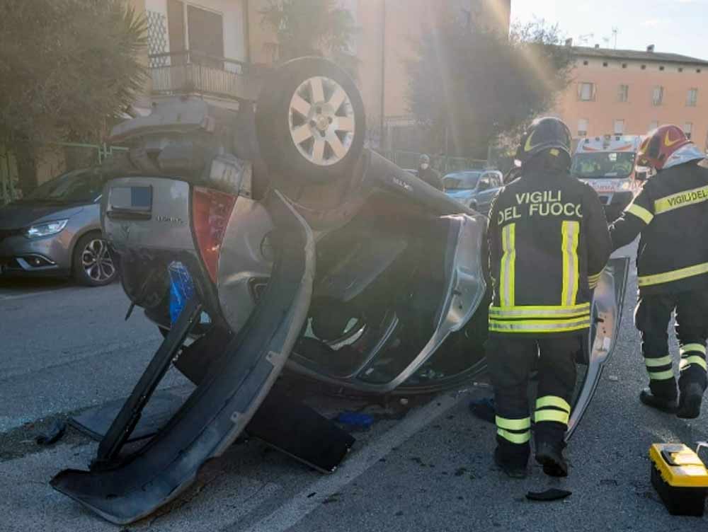 Incidente in via A. Volta al Pilastro, un’auto si capovolge. A bordo papà con bimba di 3 anni.