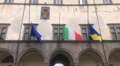 palazzo-dei-priori-bandiere-a-mezz’asta