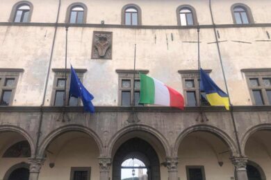 palazzo-dei-priori-bandiere-a-mezz’asta