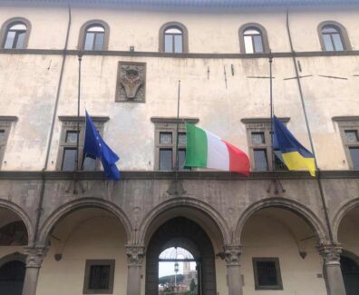 palazzo-dei-priori-bandiere-a-mezz’asta