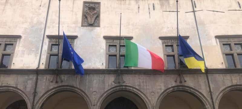 palazzo-dei-priori-bandiere-a-mezz’asta