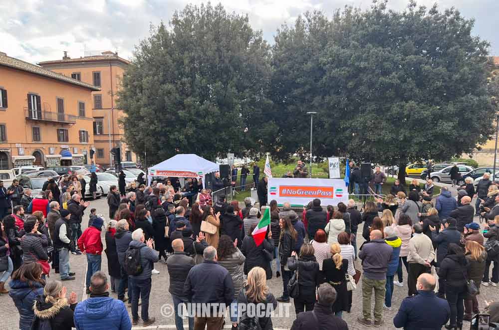 Comizio di Gianluigi Paragone a piazza della Rocca Viterbo