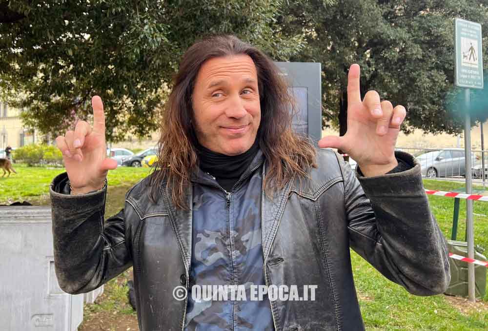 Povia a piazza della Rocca Viterbo per il comizio di Italexit di Gianluigi Paragone